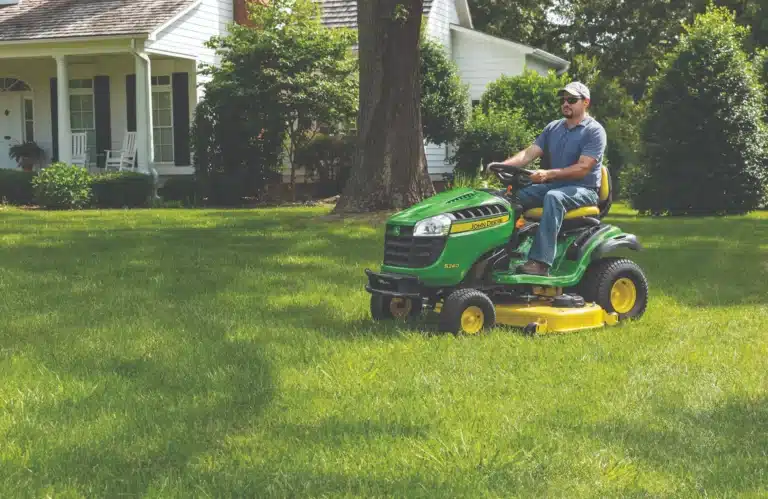 John Deere - Riding Lawn Mower S240
